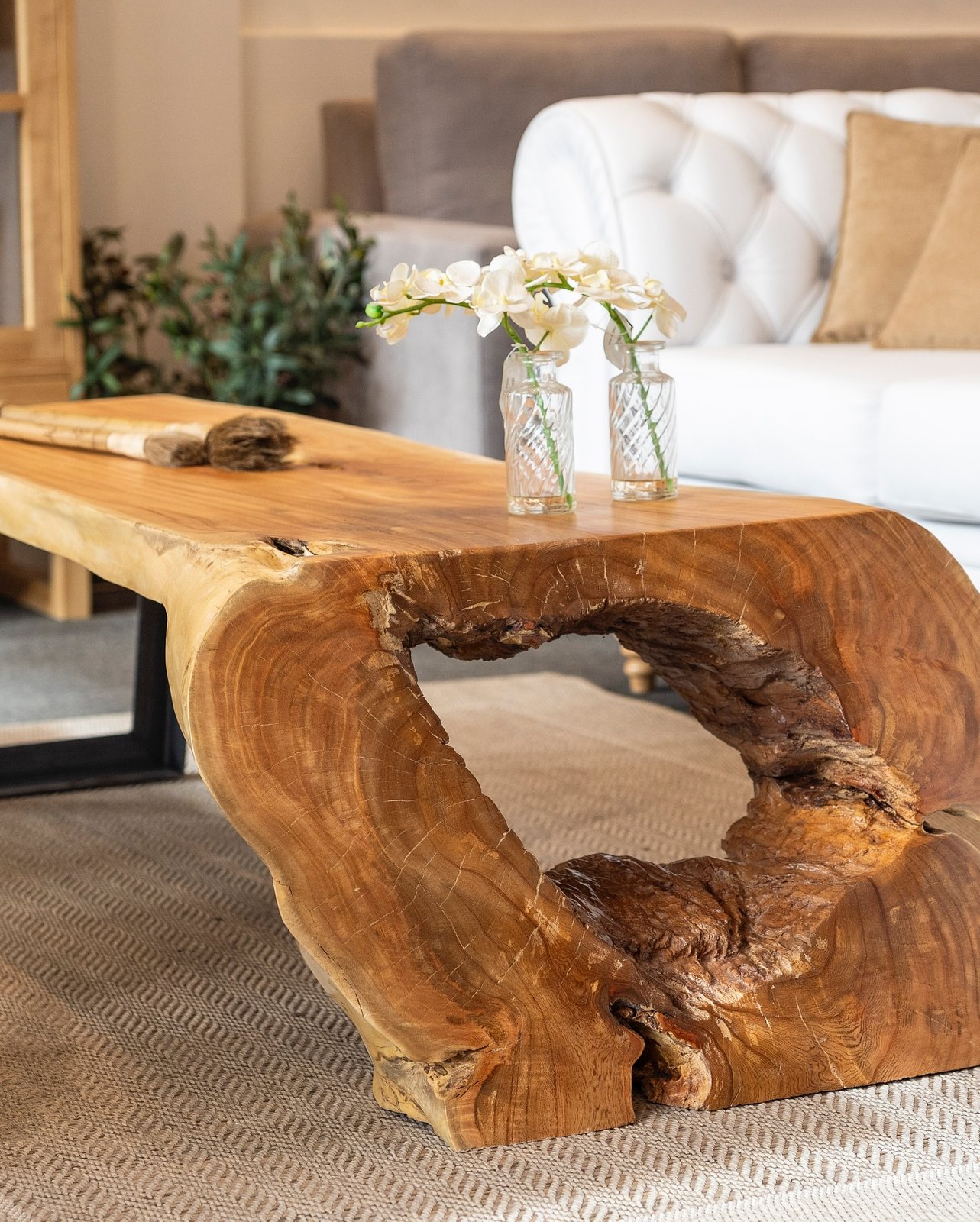 Mesa barra en madera maciza con orificio natural
