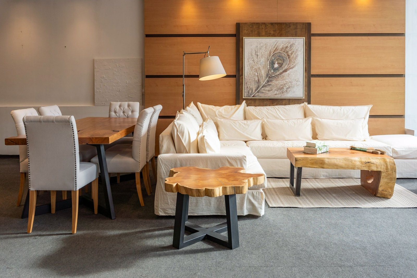 living amplio con mesa de comedor y sillas en madera maciza natural, luz natural entrando por ventana lateral, paleta cálida en tonos madera y crema