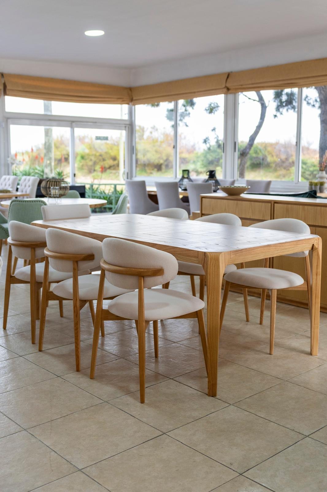 detalle de mesa de fresno natural con veta marcada, plano cercano, luz cálida de tarde
