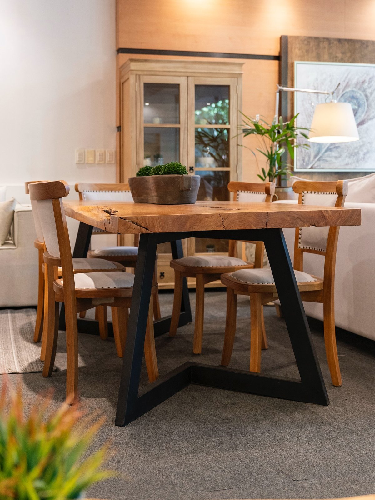 Mesa borde vivo con base de hierro